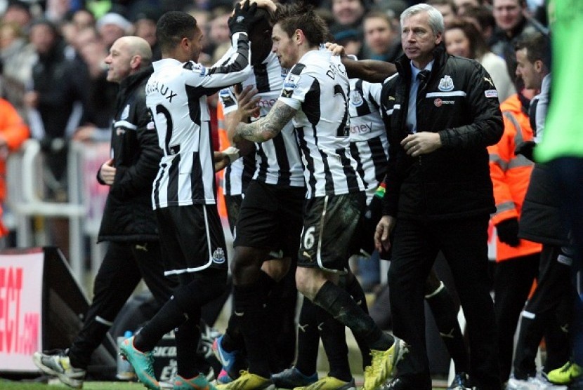 Pemain Newcastle United merayakan gol yang diciptakan pemain anyarnya, Moussa Sissoko ke gawang Chelsea dalam pertandingan yang digelar di St James Park, Sabtu (2/2/2013). Dalam pertandingan ini Newcastle berhasil mengalahkan Chelsea 3-2. 