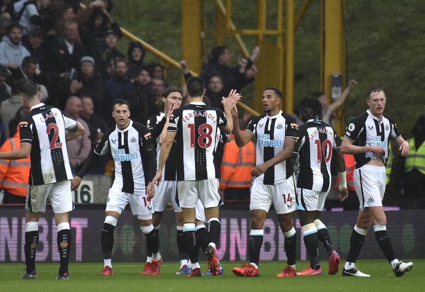 Para pemain Newcastle United saat merayakan kemenangan. 