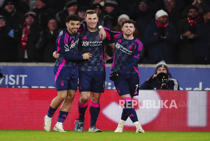 Pemain Nottingham Forest Chris Wood merayakan gol ke gawang Wolverhampton Wanderers dalam pertandingan Liga Primer Inggris di Stadion Molineux, Wolverhampton, Inggris, Selasa, 7 Januari 2025 WIB. (Mike Egerton/PA via AP)