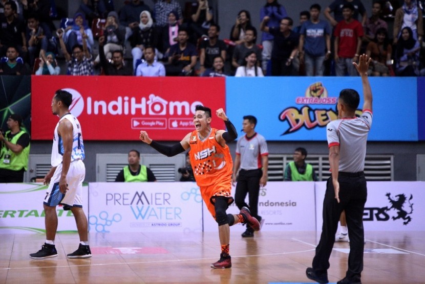 Pemain NSH Jakarta R Azzaryan Pradhitya (tengah) merayakan kemenangan timnya 74-72 atas Pelita Jaya Energi Mega Persada di Britama Arena, Mahaka Square, Kelapa Gading, Jakarta, Sabtu (18/2).