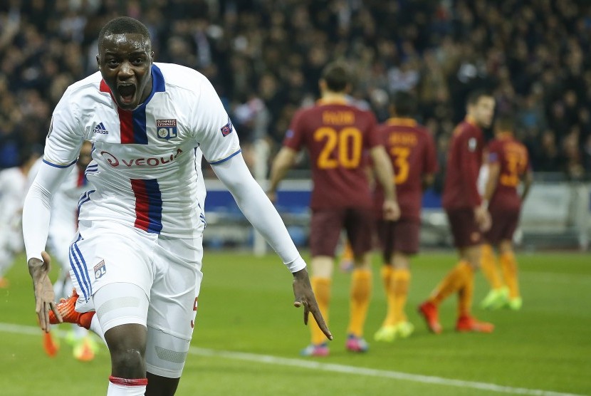 Pemain Olympique Lyonaisse, Mouctar Diakhaby merayakan gol ke gawang AS Roma pada laga Liga Europa, 9 Maret 2016.