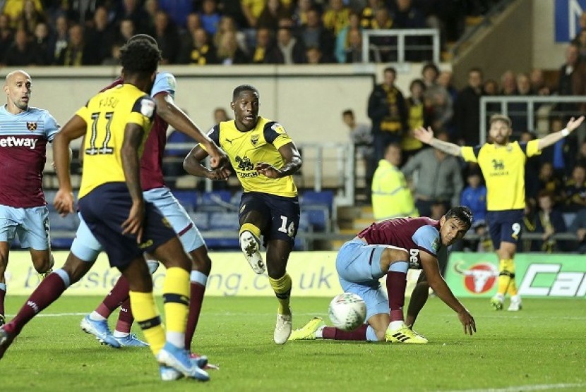  Pemain Oxford United Shadon Baptiste (tengah) mencetak gol ke gawang West Ham United dalam ajang Piala Liga di Stadion Kassam, Rabu (26/9).