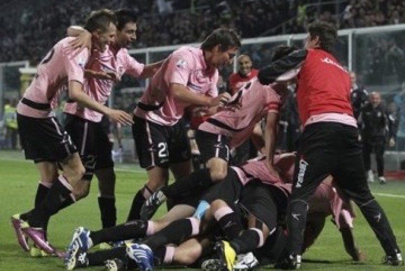 Pemain Palermo bersorak usai menyingkirkan AC Milan dari Coppa Italia