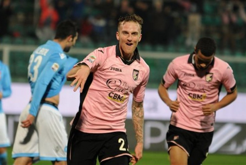 Pemain Palermo Luca Rigoni (tengah) merayakan golnya ke gawang Napoli dalam lanjutan Liga Italia Serie A, Ahad (15/2) WIB.