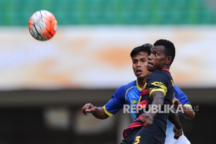 Pemain Papua, Yan Pieter mencoba menahan bola dalam laga di Stadion Patriot Candrabhaga, Bekasi, Jawa Barat, pekan lalu. Pada hari ini, Papua menantang tuan rumah Jawa Barat di babak semifinal PON XIX. 