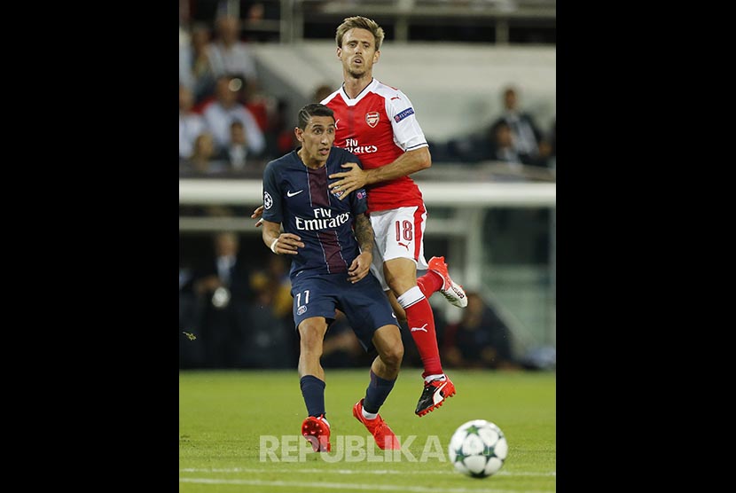 Pemain Paris Saint Germain Angel Di Maria dibayangi pemain Arsenal Nacho Monreal