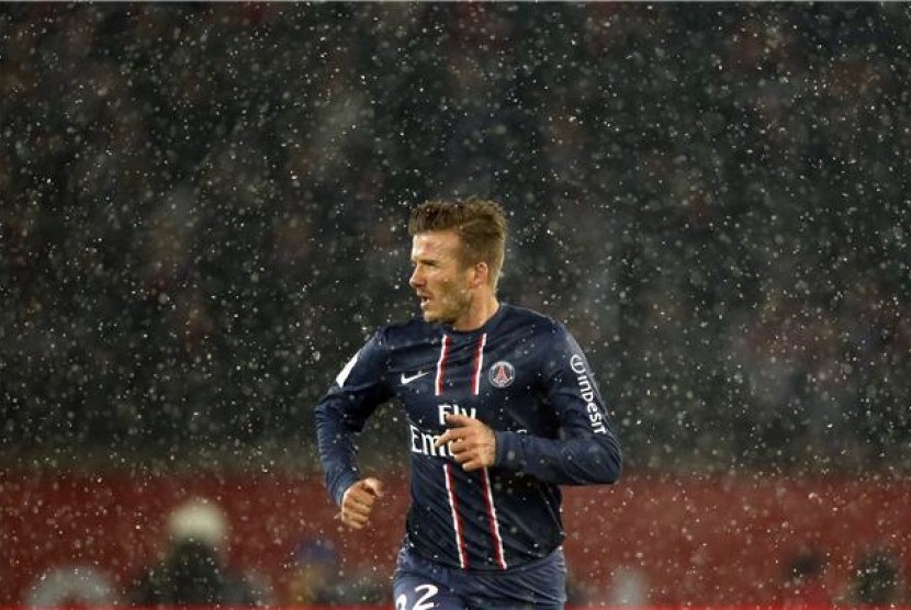  Pemain Paris Saint-Germain, David Beckham, berlari dalam debutnya bersama Paris Saint-Germain saat menghadapi Olympic Marseille di laga Ligue 1 Prancis di Parc des Princes, Paris, Ahad (24/2). 