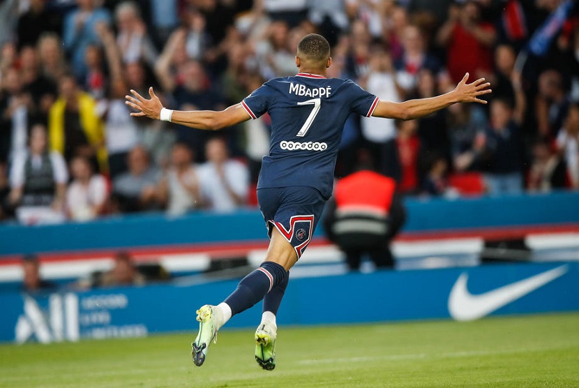 Pemain Paris Saint Germain Kylian Mbappe melakukan selebrasi usai memasukkan gol ke gawang Metz laga pekan terakhir Ligue 1 musim 2021/2022, Ahad (22/5) dini hari WIB. Tuan rumah unggul 3-0 di babak pertama melalui brace Mbappe dan satu gol Neymar.