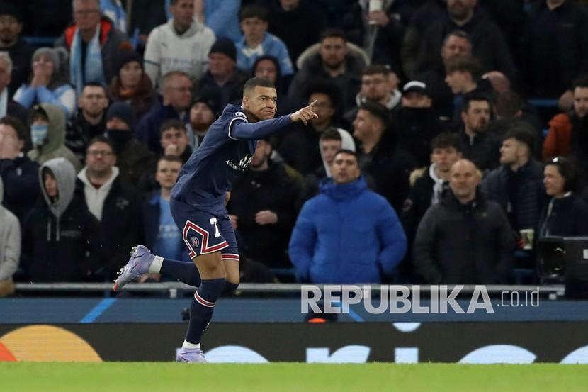 Pemain Paris Saint-Germain Kylian Mbappe merayakan gol pertama timnya saat pertandingan sepak bola grup A Liga Champions antara Manchester City dan Paris Saint-Germain di Stadion Etihad di Manchester, Inggris, Rabu, Kamis (25/11) dini hari WIB. 