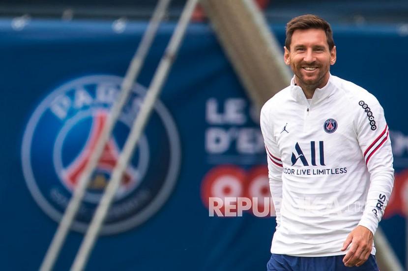 Pemain Paris Saint Germain Lionel Messi menghadiri sesi latihan di kompleks olahraga Camp des Loges dekat Paris, Prancis.
