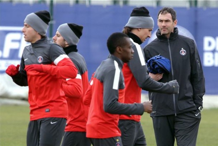 Pemain Paris Saint-Germain menggelar latihan jelang laga lawan Valencia di leg kedua babak 16 besar Liga Champions di Des Loges, Paris, Selasa (5/3). 