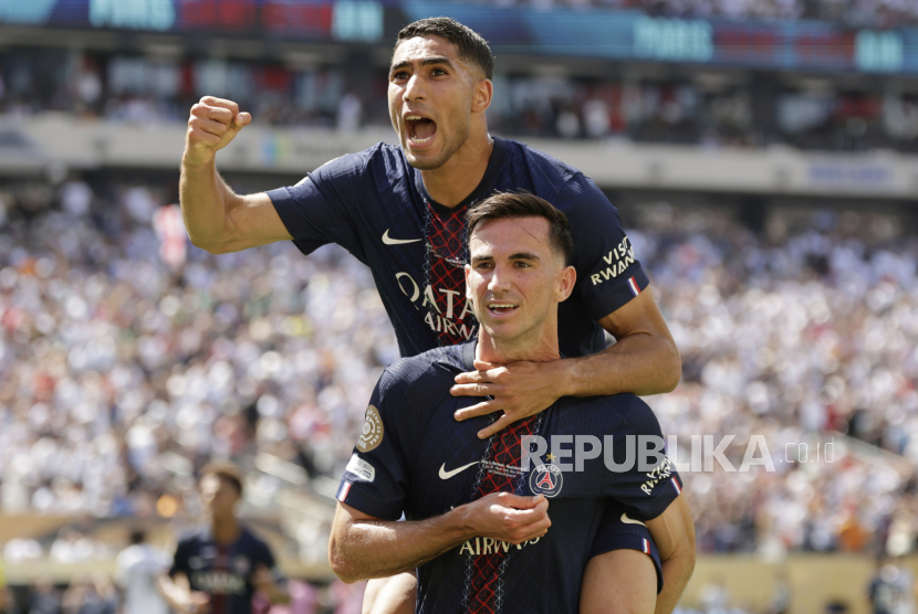 Pemain Paris Saint-Germain (PSG) Fabian Ruiz (bawah) berselebrasi setelah mencetak gol ke gawang Real Madrid dalam pertandingan sepak bola semifinal Piala Dunia Antarklub 2025 di Stadion Metlife, East Rutherford, New Jersey, Amerika Serikat, Kamis (10/7/2025) dini hari WIB.