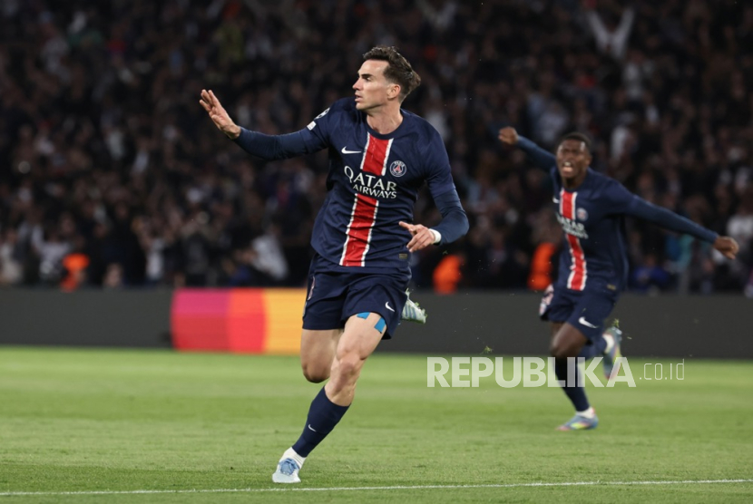 Pemain Paris Saint-Germain (PSG) Fabian Ruiz berselebrasi setelah mencetak gol 1-0 dalam pertandingan sepak bola leg kedua semifinal Liga Champions UEFA melawam Arsenal di Parc des Princes, Paris, Prancis, Jumat 8 Mei 2025 dini hari WIB.