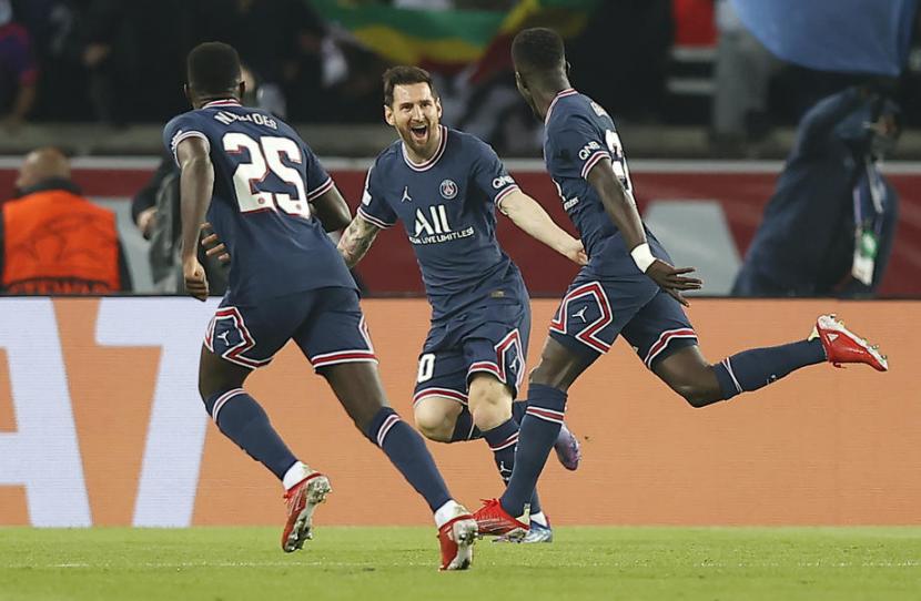 Pemain Paris Saint Germain (PSG) Idrissa Gueye (kanan) merayakan golnya ke gawang Manchester City bersama Lionel Messi (tengah). 