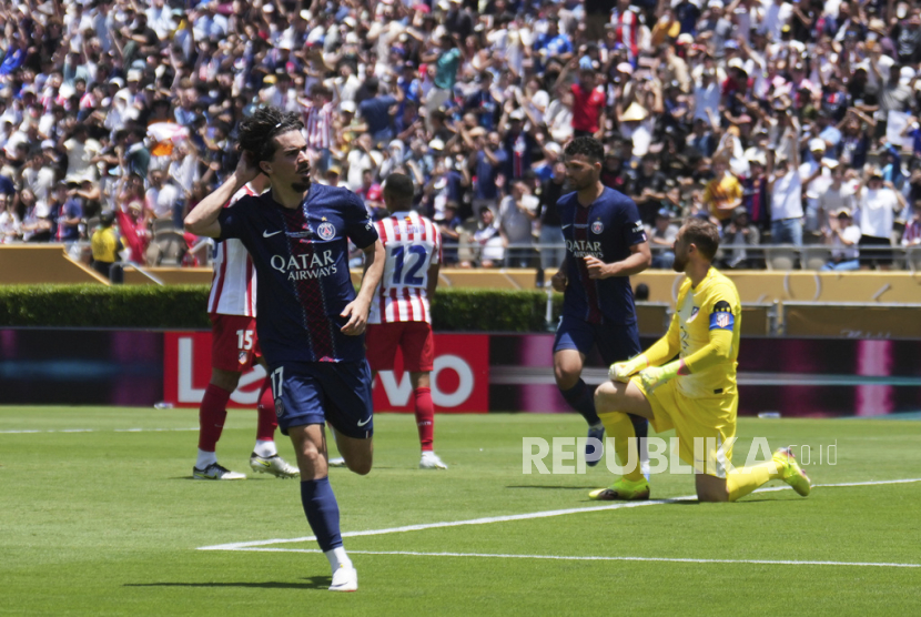 Pemain Paris Saint-Germain (PSG) Vitinha merayakan gol kedua timnya dalam pertandingan sepak bola Grup B Piala Dunia Antarklub antara PSG dan Atletico Madrid di Pasadena, California, Senin, 16 Juni 2025 dini hari WIB. 