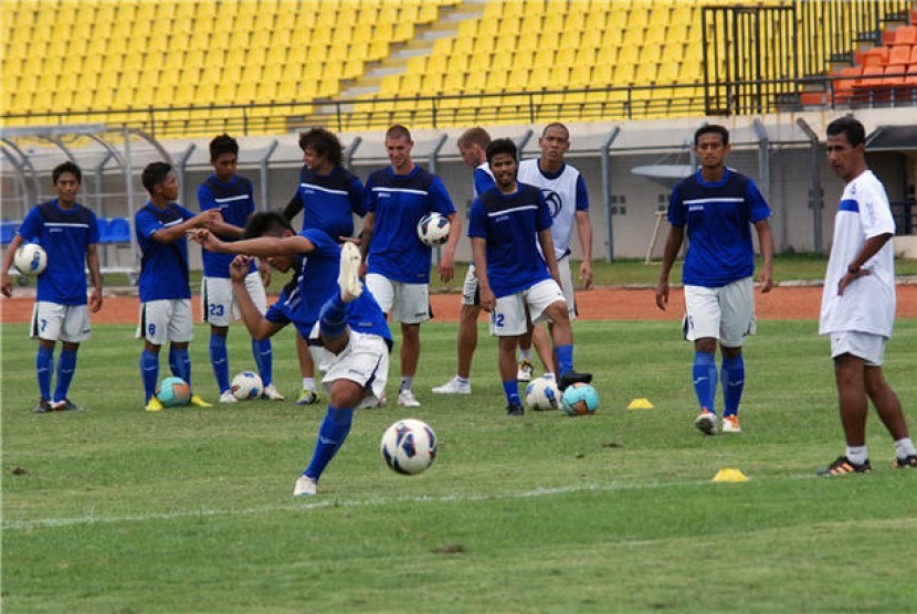 Pemain Pelita Bandung Raya (PBR) melakukan latihan jelang laga lanjutan Liga Super Indonesia 2013. 