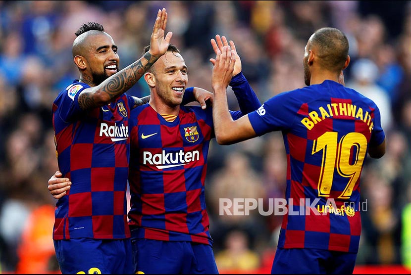 Pemain-pemain  Barcelona merayakan gol kelima mereka ke gawang Eibar pada laga  La Liga antara Barcelona melawan SD Eibardi Camp Nou, Barcelona, Spanyol, Sabtu (22/2) malam.