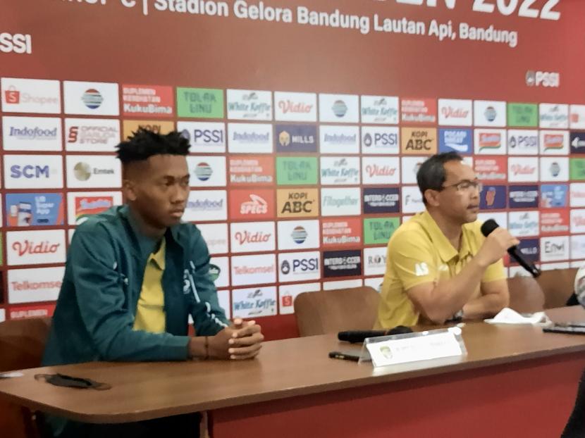 Pelatih Persebaya Surabaya Aji Santoso (kanan) dan pemain Persebaya Alta Ballah di Graha Persib, Jalan Sulanjana, Kota Bandung, Kamis (16/6/2022). 