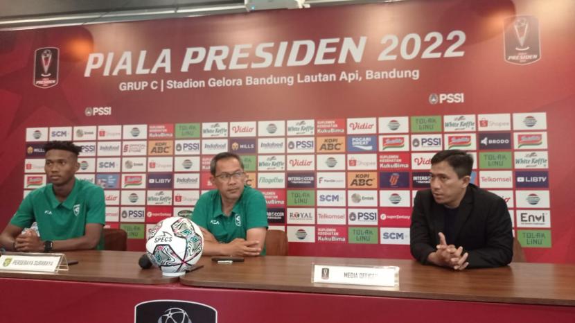 Pelatih Persebaya Surabaya Aji Santoso (tengah) di Graha Persib Jalan Sulanjana, Kota Bandung, Ahad (19/6/2022), jelang laga Piala Presiden 2022. 