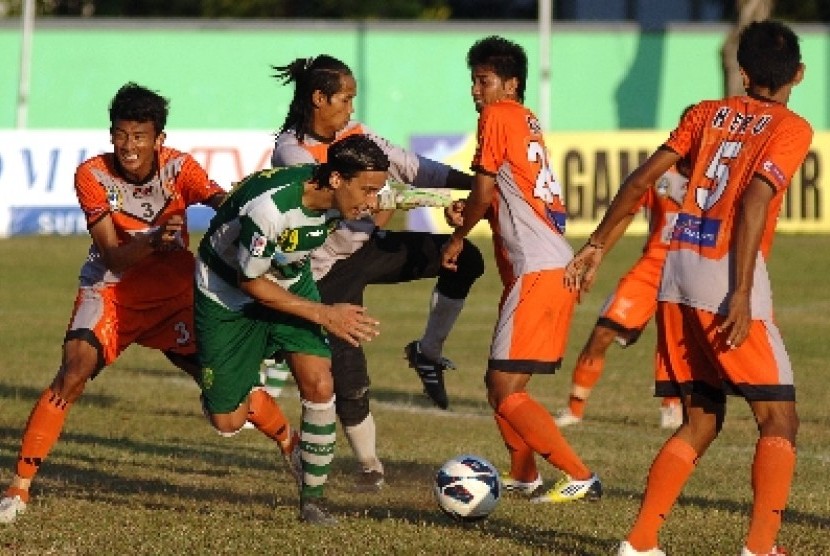 Pemain Persebaya Surabaya, Mario Karlovic (29) berebut bola dengan pesepak bola PSIR Rembang .