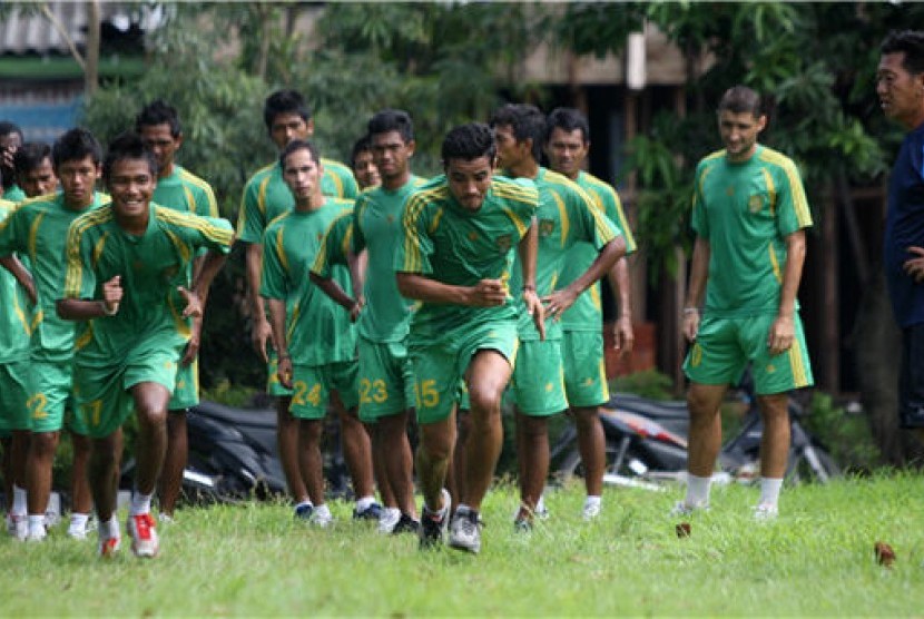 Pemain Persebaya Surabaya melakukan latihan di Lapangan Menanggal, Surabaya, jelang laga Divisi Utama PT Liga Indonesia. 