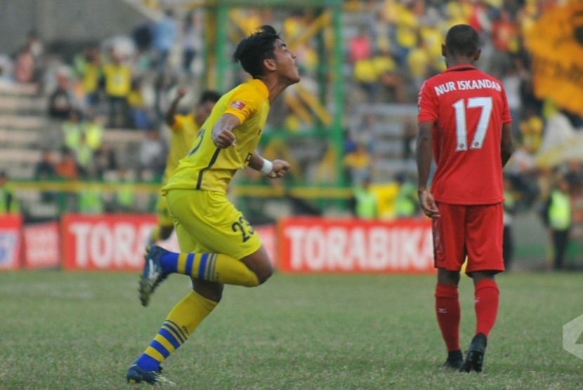 Pemain Persegres Gresik United Arsyad Yusgiantoro merayakan gol ke gawang Semen Padang.