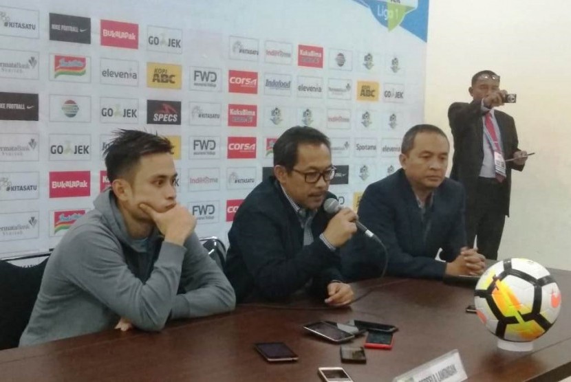 Pemain Persela Lamongan, Agung Pribadi (kiri) dan pelatih Persela, Aji Santoso (tengah) di Gelora Bandung Lautan Api, Bandung, Senin (16/7). 