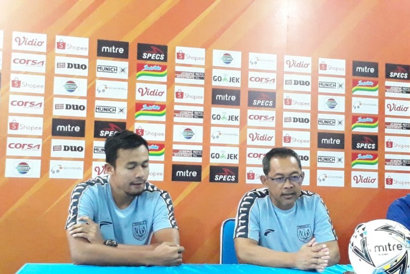 Pemain Persela Lamongan, Arif Satria (dari kiri) dan Pelatih Aji Santoso memberikan keterangan pers terkait pertandingan melawan Arema FC di Kantor Arema, Malang, Ahad (26/5).