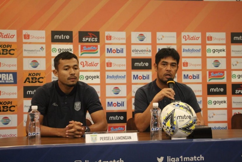 Pemain Persela Lamongan, Arif Satria (kiri) dan pelatih Persela, Nil Maizar (kanan) di Graha Persib, Jalan Sulanjana, Kota Bandung, Senin (2/12). 