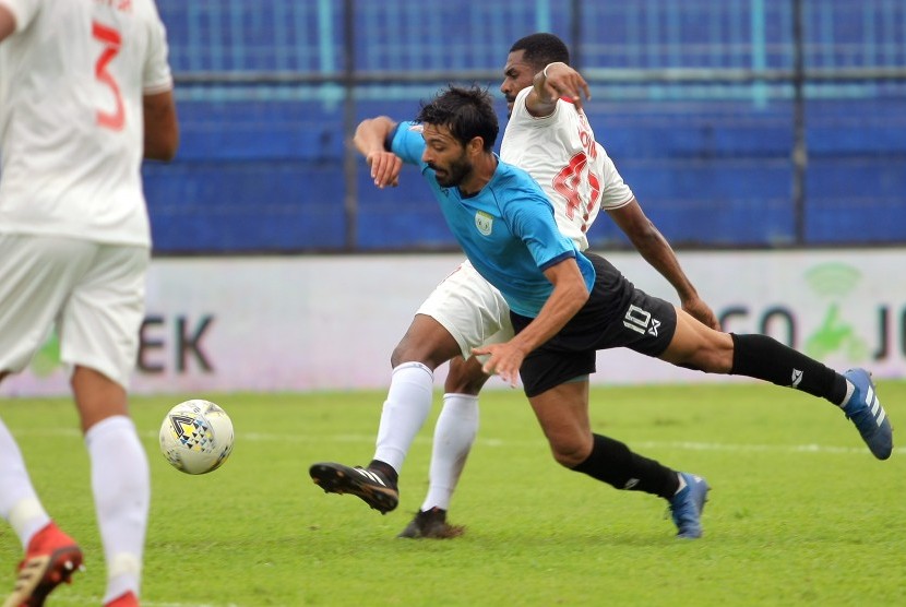 Pemain Persela Lamongan Nomor punggung 10 Jose Augusto Sardon berebut bola dengan pemain Barito Putera Nomor punggung 47 Donny Harold Monim saat laga penyisihan Grup E Piala Presiden antara Persela Lamongan melawan Barito Putera di Stadion Kanjuruhan Malang, Jawa Timur, Rabu (13/3/2019)