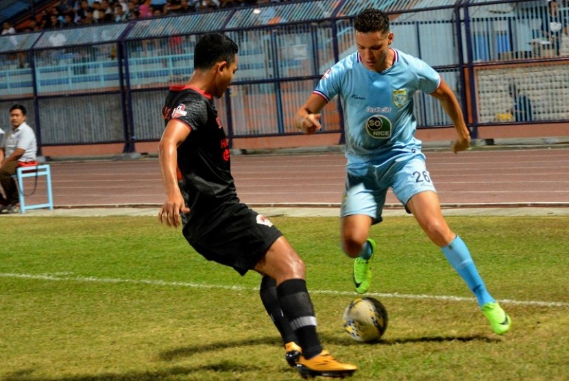 Pemain Persela Lamongan Rafael Gomes De Oliviera (kanan) berusaha melewati adangan pemain Kalteng Putra dalam pertandingan lanjutan Liga 1 2019 di Stadion Surajaya Lamongan, Jawa Timur, Kamis (11/7)