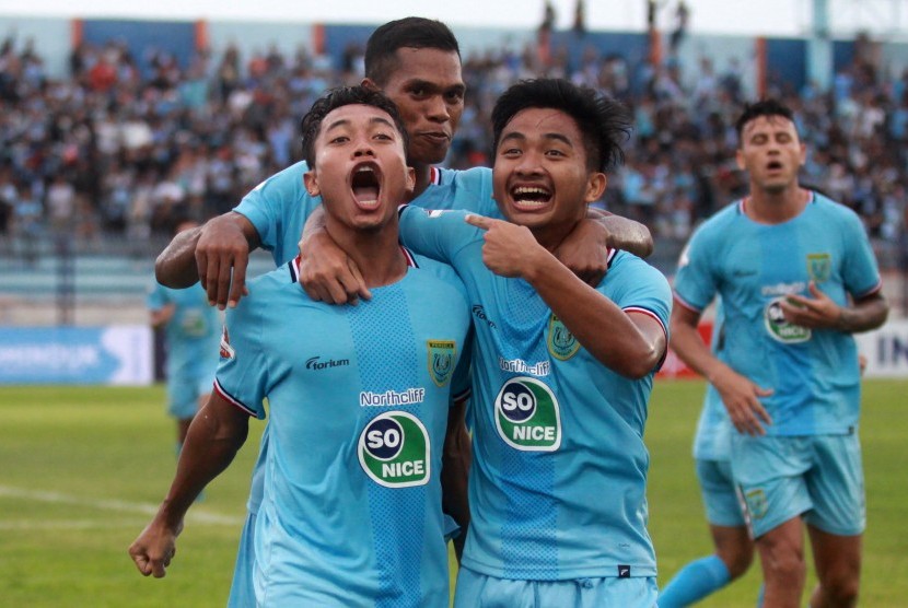 Pemain Persela Lamongan Sugeng Efendi (kiri) melakukan selebrasi bersama rekannya Hambali (kedua kanan) usai mencetak gol ke gawang PSM Makassar pada lanjutan Liga 1 2019 di Stadion Gelora Surajaya, Lamongan, Jawa Timur, Sabtu (7/12). Persela mengalahkan PSM 3-1.