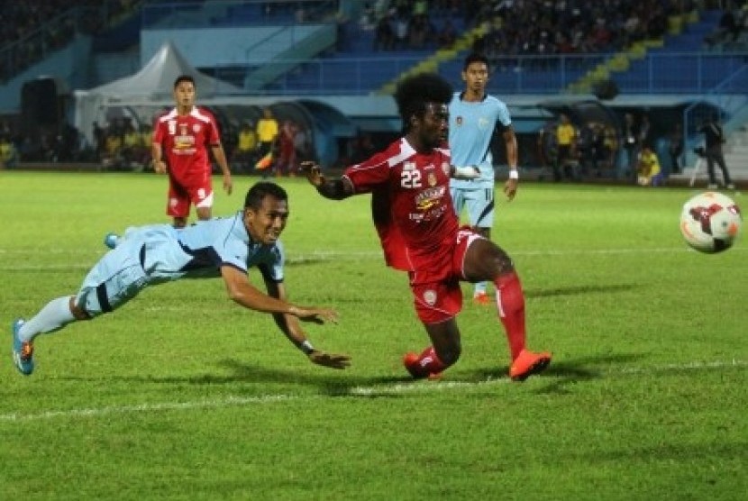 Pemain Persela Rizky Mirzamah (kiri) berusaha mengadang laju pemain Arema Cronus Indonesia Sengbah Kennedy di laga SCM Cup 2015 di Stadion Kanjuruhan, Malang, Selasa (20/1). 