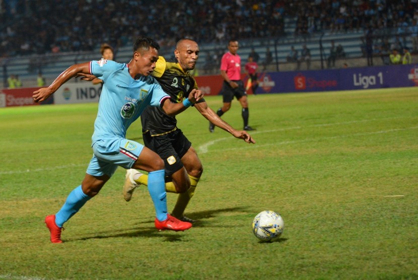 Pemain Persela Sugeng Efendi (kiri) berusaha melewati adangan pemain Barito Putera Rony Esar dalam pertandingan Liga 1 2019 di Stadion Surajaya Lamongan, Jawa Timur, Senin (4/11)