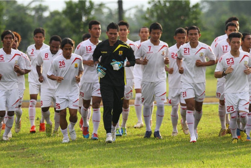  Pemain Persema Malang berlatih di lapangan lanud Abdul Rahman Saleh, Malang, Jawa Timur, guna menghadapi kompetisi Indonesia Premier League (IPL). 
