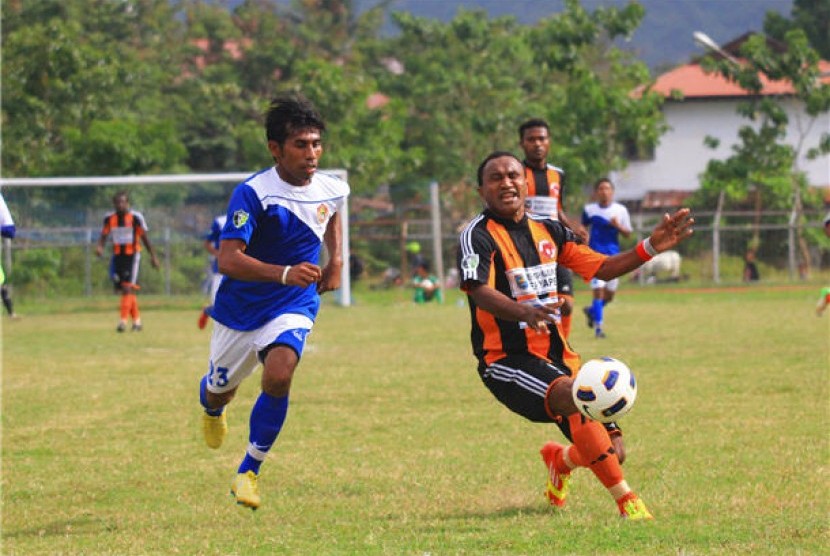 Pemain Perseru Serui (oranye) beraksi dalam laga Divisi Utama Liga Indonesia (ilustrasi)