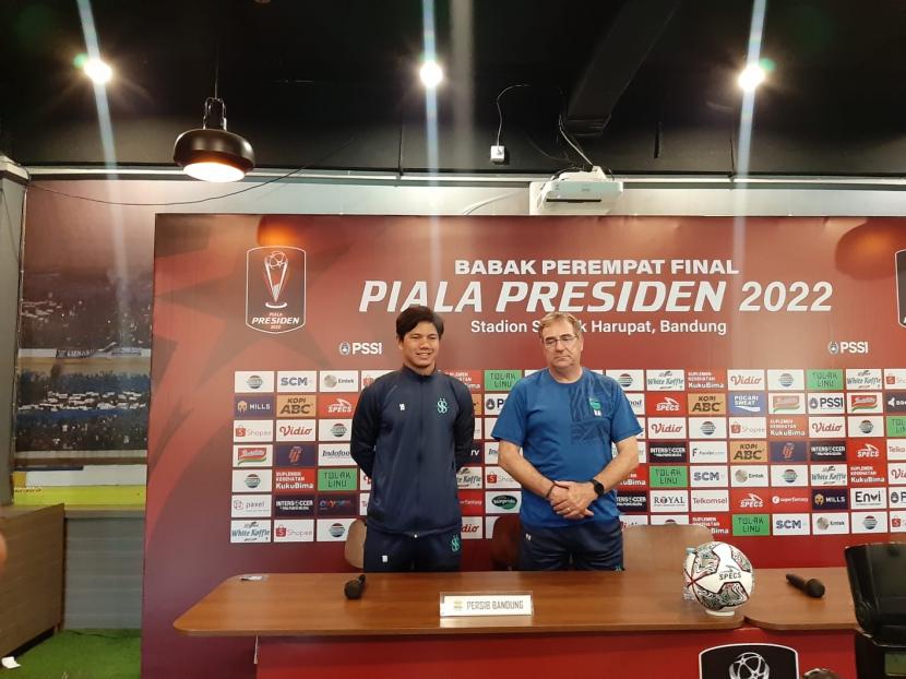 Pemain Persib, Achmad Jufriyanto dan pelatih Persib, Robert Rene Alberts di Graha Persib, Jalan Sulanjana, Kota Bandung, Kamis (30/6/2022).