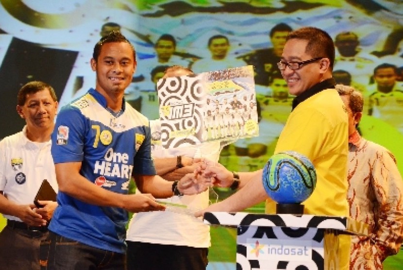 Pemain Persib, Atep (kiri).
