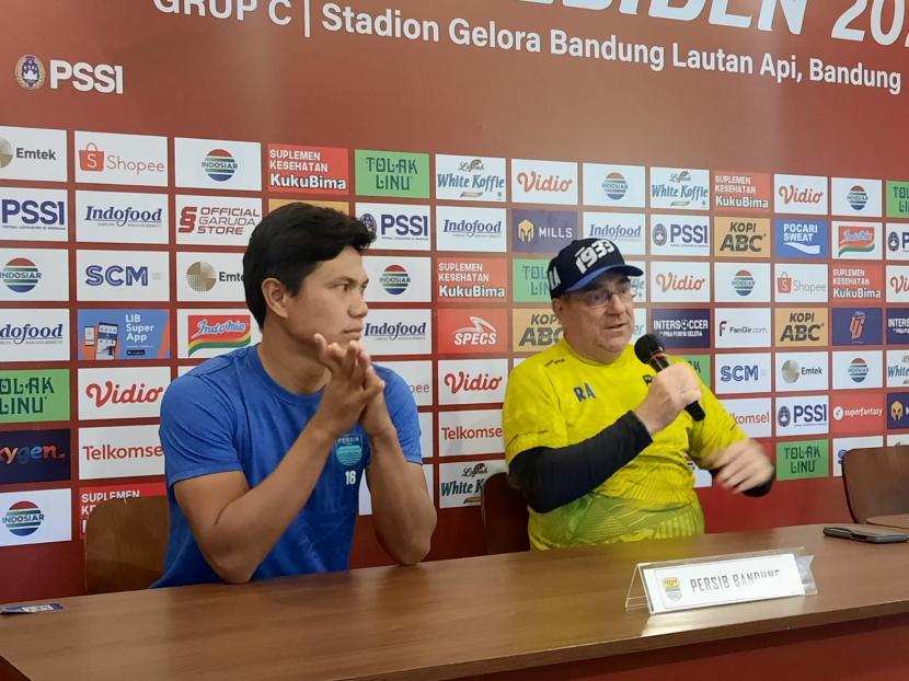Pemain Persib Bandung Achmad Jufriyanto dan pelatih Persib Robert Rene Alberts di Graha Persib, Kota Bandung, Senin (20/6/2022). 