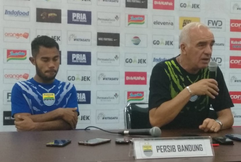 Pemain Persib Bandung, Ardi Idrus (kiri) dan pelatih Persib, Mario Gomez di Gelora Bandung Lautan Api, Bandung, Kamis (31/5).