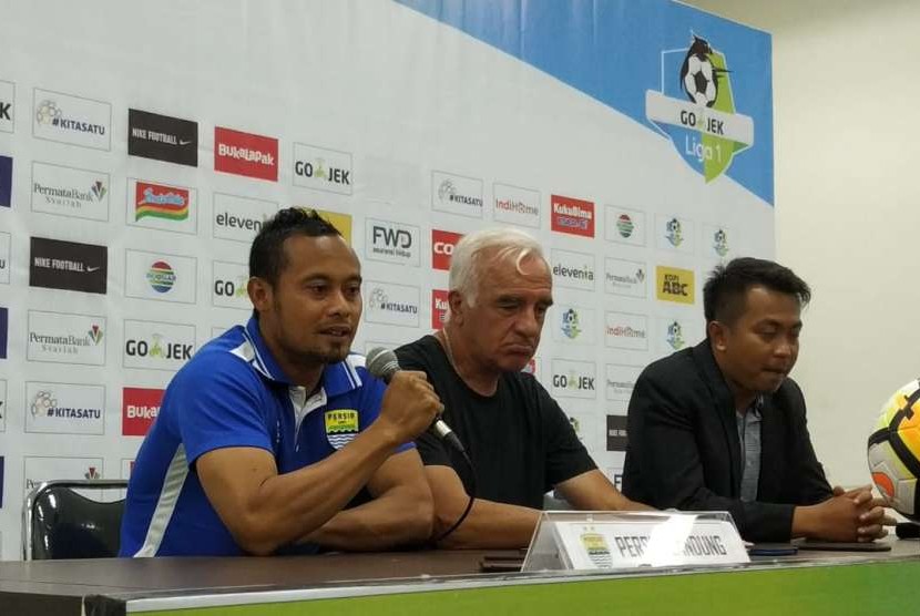Pemain Persib Bandung Atep (kiri) dan pelatih Persib Mario Gomez (kanan) di GBLA, Kota Bandung, Kamis (13/9)