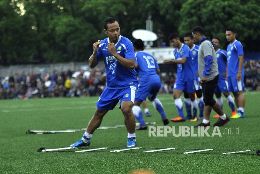 Pemain Persib Bandung Atep melakukan sesi latihan di Lapangan Lodaya, Kota Bandung, Rabu (29/3). 