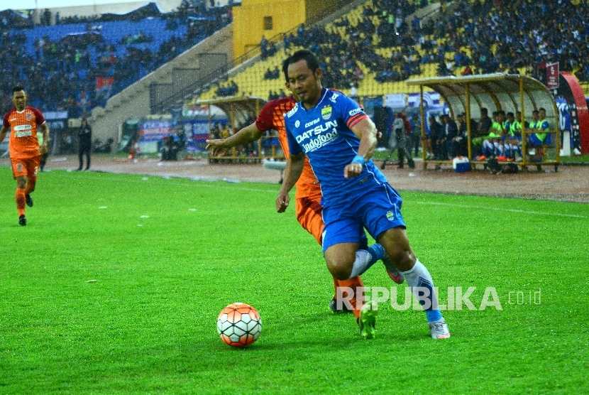   Pemain Persib Bandung, Atep mencoba melewati lawanya dari pemain Pusamania Borneo FC, Zulkifli Syukur pada pertandingan Indonesia Soccer Championship 2016 di Stadion Si Jalak Harupat, Kabupaten Bandung, Rabu (14/12).