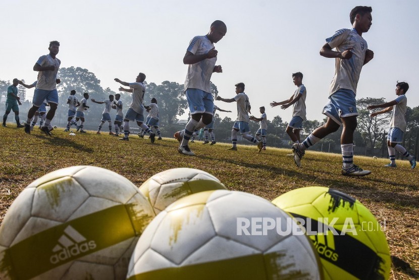 Pemain Persib Bandung B menjalani sesi latihan di Lapangan Pusdikjas, Kota Cimahi, Kamis (27/6). 