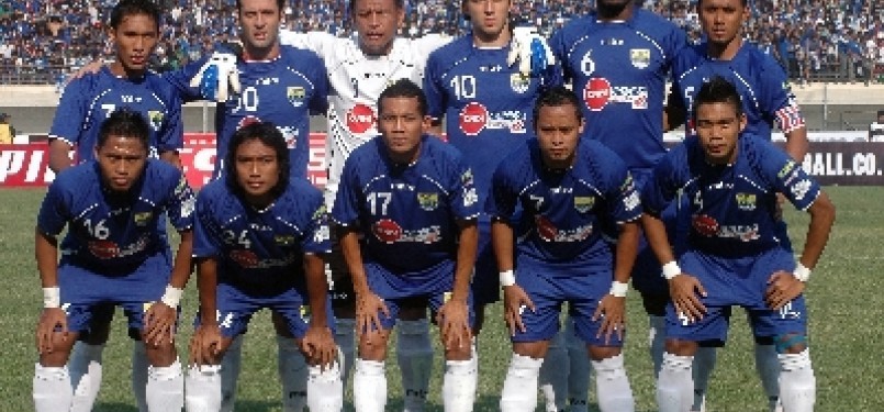 pemain Persib Bandung berfoto bersama pada pertandingan laga perdana Liga Prima Indonesia di Stadion Jalak Harupat, kabupaten Soreang, Jawa Barat, Sabtu (15/10)