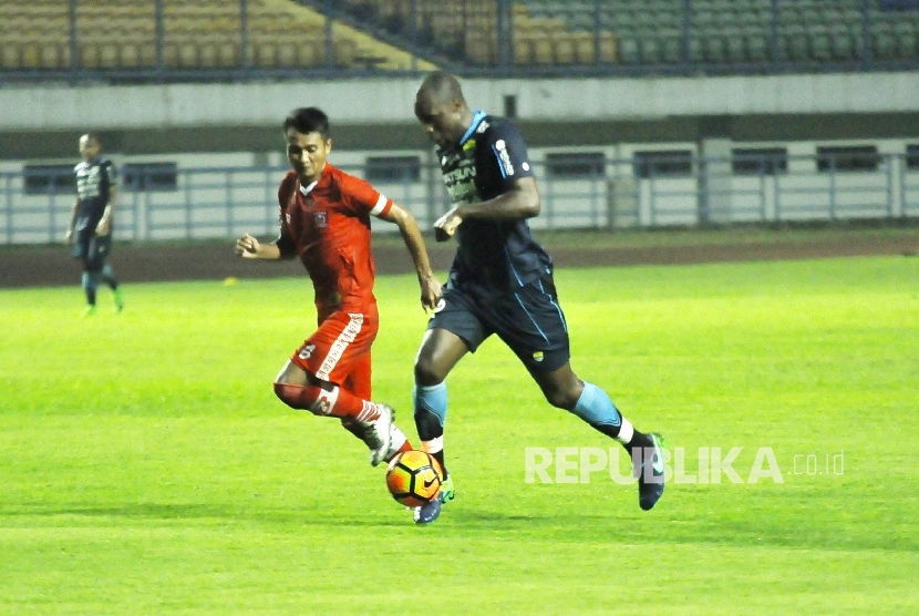 Pemain Persib Bandung Carlton Cole berusaha melewati pemain Persika Karawang pada pertandingan uji coba di Stadion Gelora Bandung Lautan Api (GBLA), Kota Bandung, Rabu (5/4).