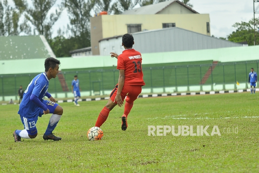 Pemain Persib Bandung Febri Haryadi (kiri) berusaha mengecoh pemain Progresif FC saat pertandingan uji coba di Stadion Siliwangi, Kota Bandung, Rabu (25/1).