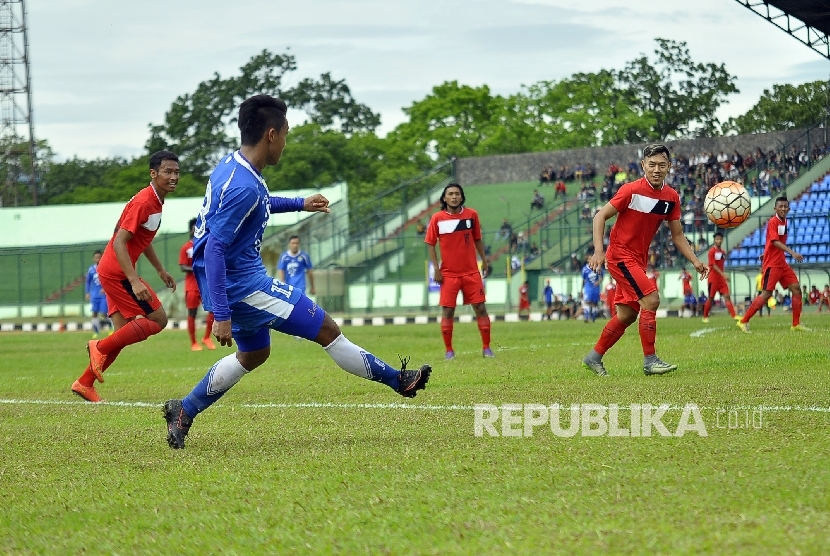 Pemain Persib Bandung Febri Haryadi (kiri) memberi umpan kepada rekannya melawan Progresif FC saat pertandingan uji coba di Stadion Siliwangi, Kota Bandung, Rabu (25/1). 