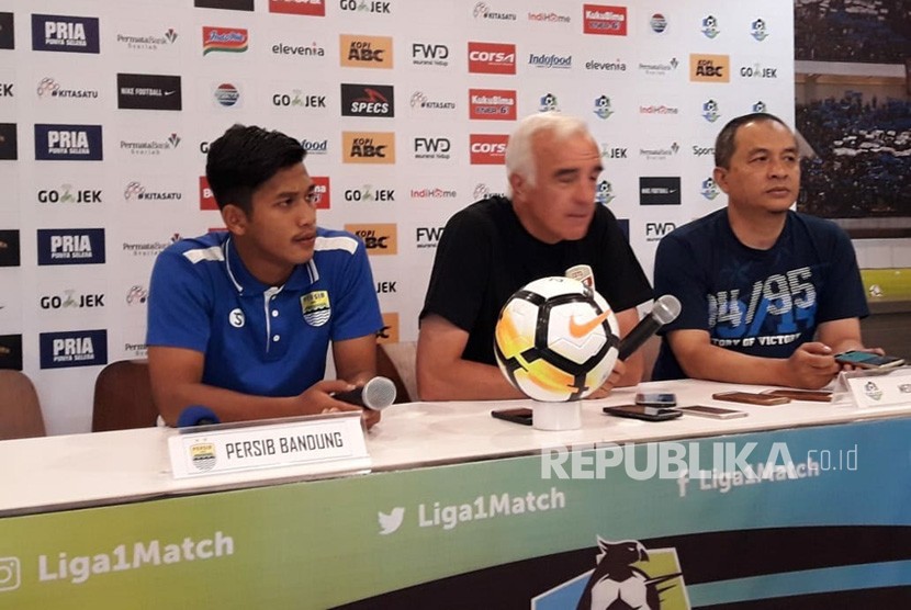 Pemain Persib Bandung, Indra Mustafa dan Pelatih Persib, Mario Gomez di Graha Persib, Jalan Sulanjana, Bandung, Ahad (15/7). 