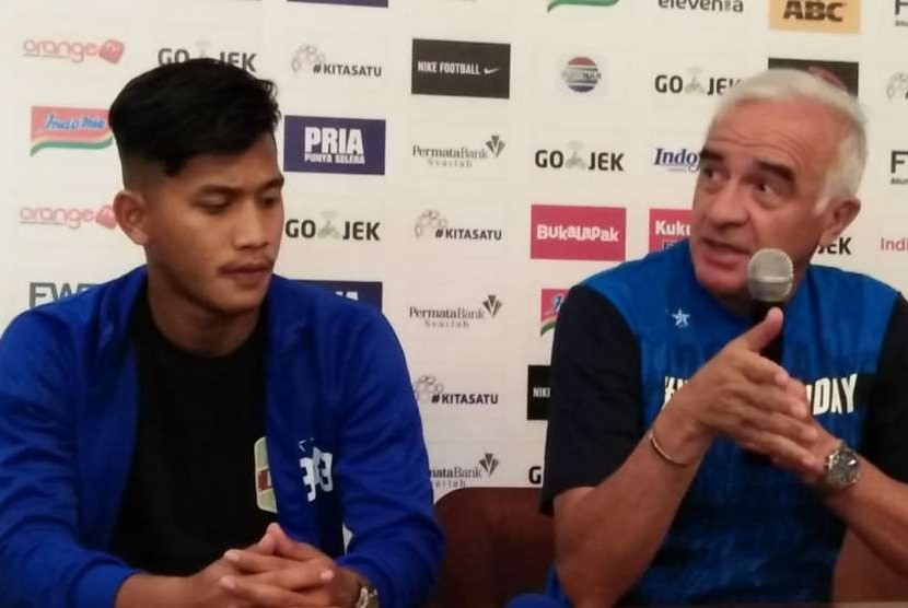 Pemain Persib Bandung, Indra Mustafa (kiri) dan pelatih Persib, Mario Gomez (kanan) di Graha Persib, Bandung, Jumat (3/8).